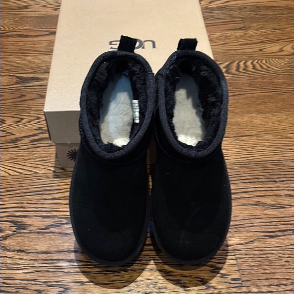 UGG Classic Ultra Mini Platform - Picture 2 of 9